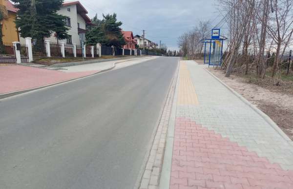 Przebudowana droga i chodniki widać przystanek autobusowy