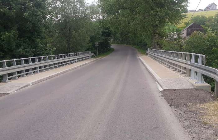 Widok drogi przez most